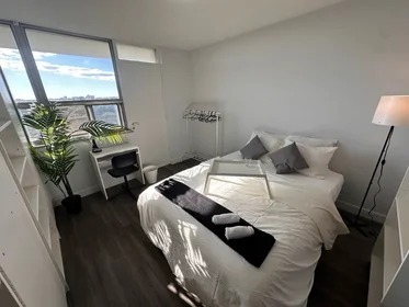 Chambre privée à 411 Duplex Ave, image 3 de 12