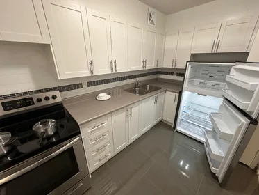 Chambre privée à 411 Duplex Ave, image 6 de 12