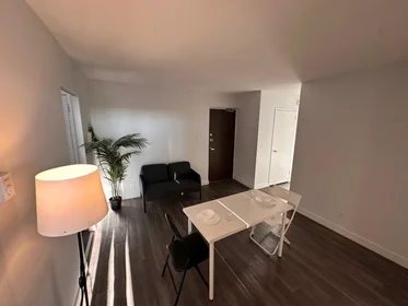 Chambre privée à 411 Duplex Ave, image 7 de 12