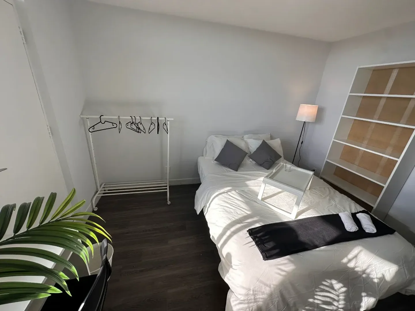 Chambre d'étudiant à  avec espace d'étude et installations communes