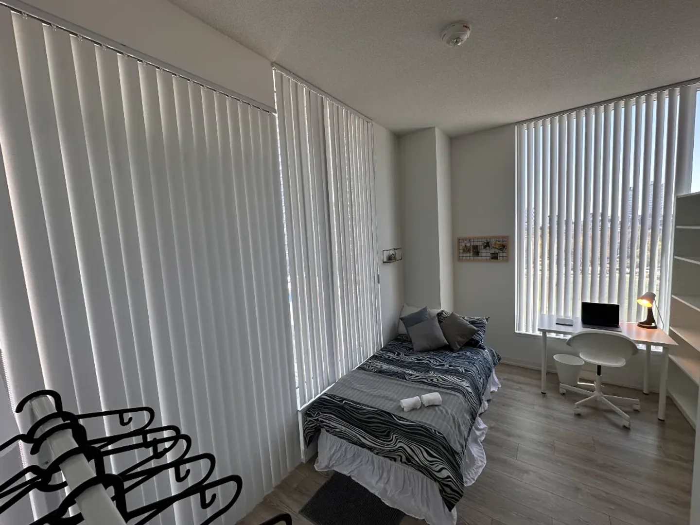 'da ders çalışmak için mükemmel olan fonksiyonel öğrenci odası