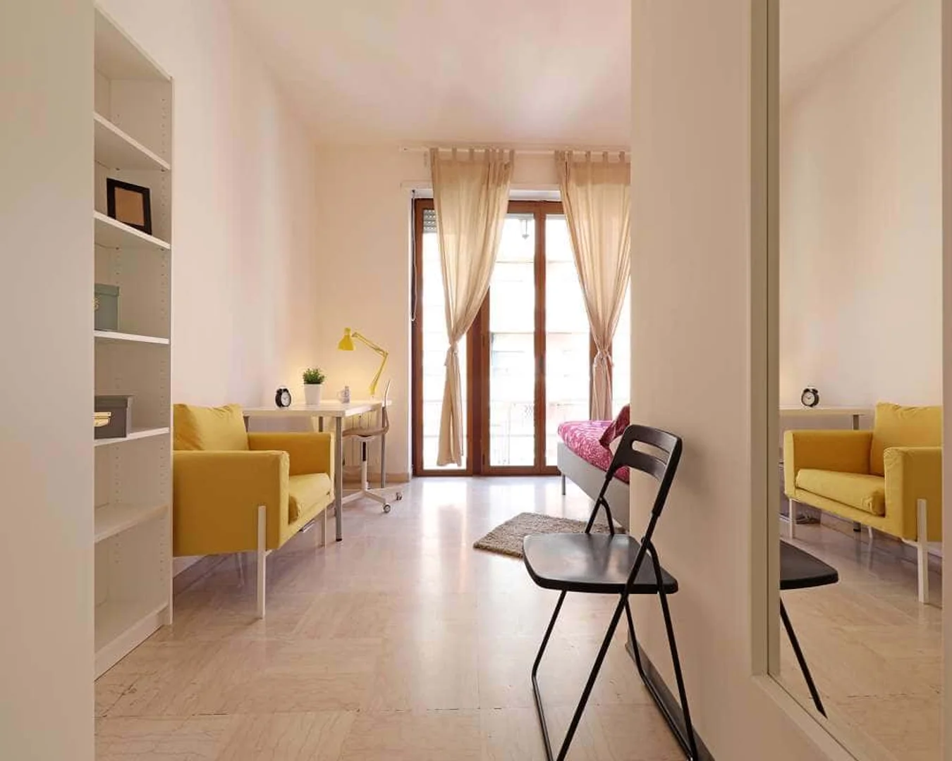 Jasny i przestronny pokój studencki z łatwym dostępem do uniwersytetu w 