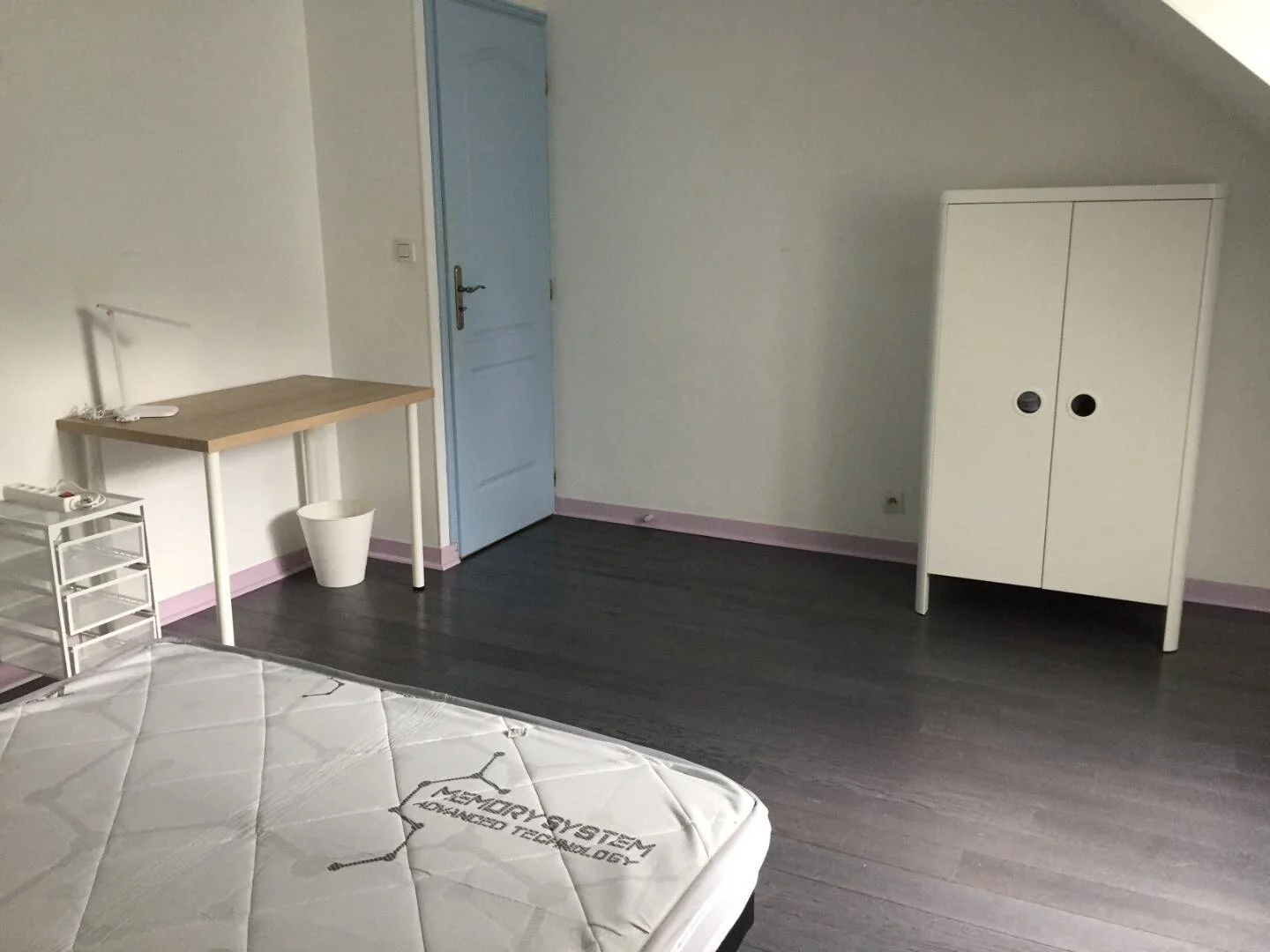 Studentenzimmer in  mit Arbeitsbereich und Gemeinschaftseinrichtungen