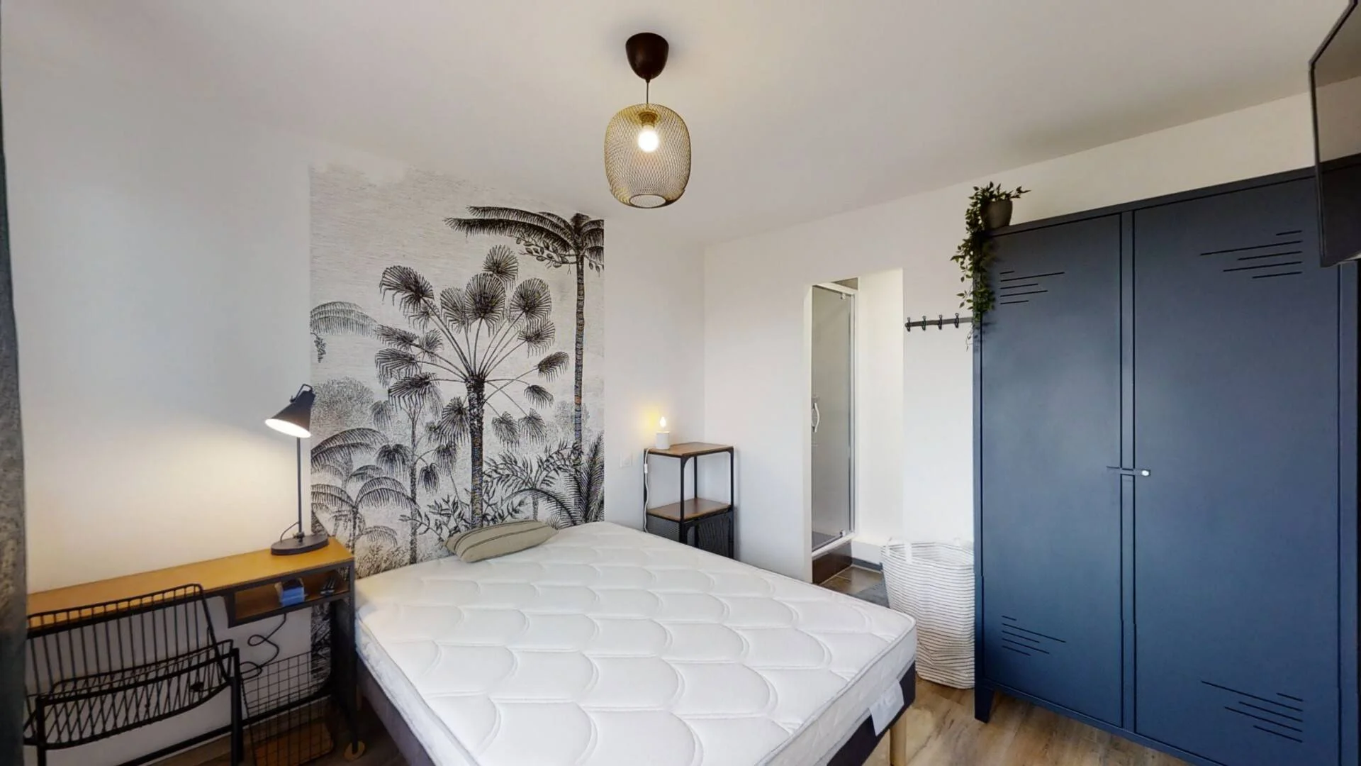 Quarto de estudante em  com área de estudo e instalações partilhadas