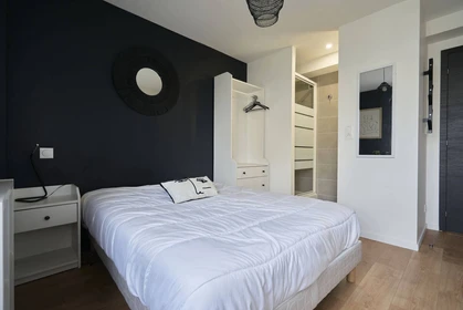 Quarto para alugar com cama de casal em Troyes