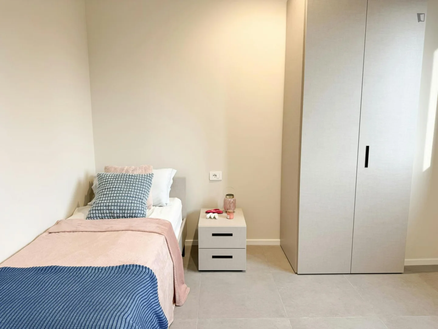 Economical student room with convenient location in 