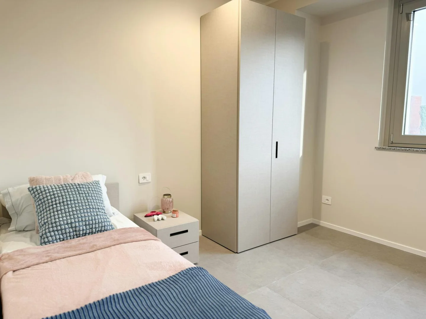 Comfortable and spacious student room in 