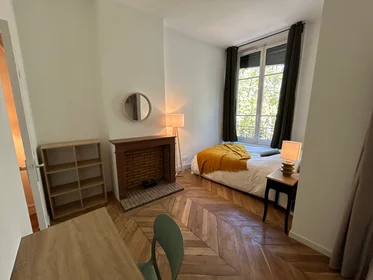 Quarto privado em residência em 23 Quai de Bondy, imagem 4 de 13