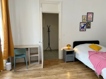 Quarto privado em residência em 23 Quai de Bondy, imagem 6 de 13