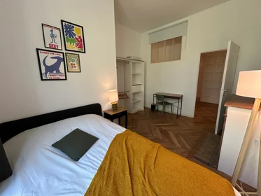Quarto privado em residência em 23 Quai de Bondy, imagem 7 de 13