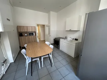 Quarto privado em residência em 23 Quai de Bondy, imagem 8 de 13