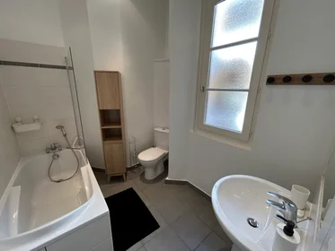 Quarto privado em residência em 23 Quai de Bondy, imagem 9 de 13