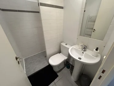 Quarto privado em residência em 23 Quai de Bondy, imagem 10 de 13