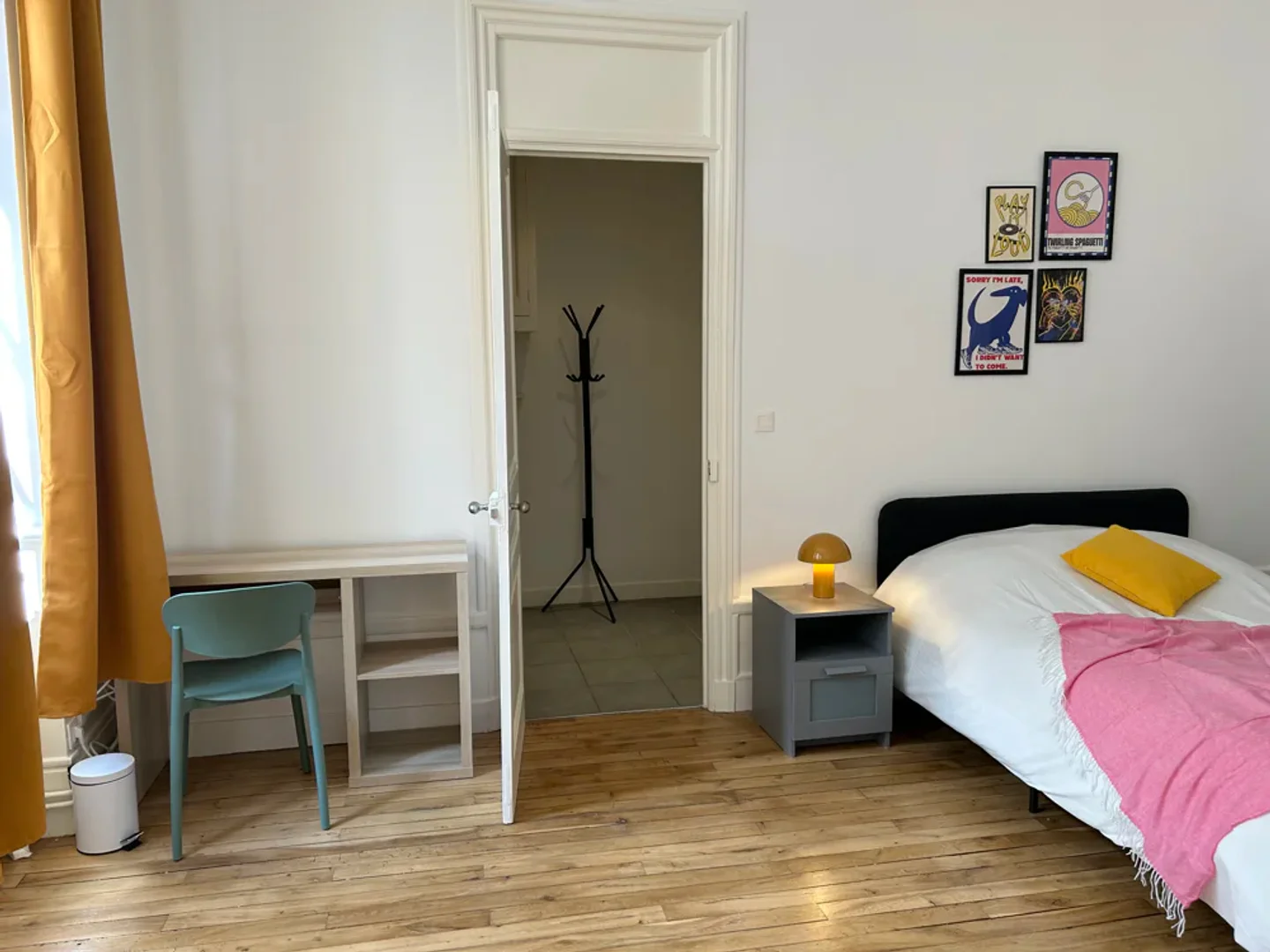 Bezahlbares Zimmer für Studenten mit ausreichender Beleuchtung in