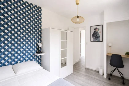 Habitación en alquiler con cama doble {area}