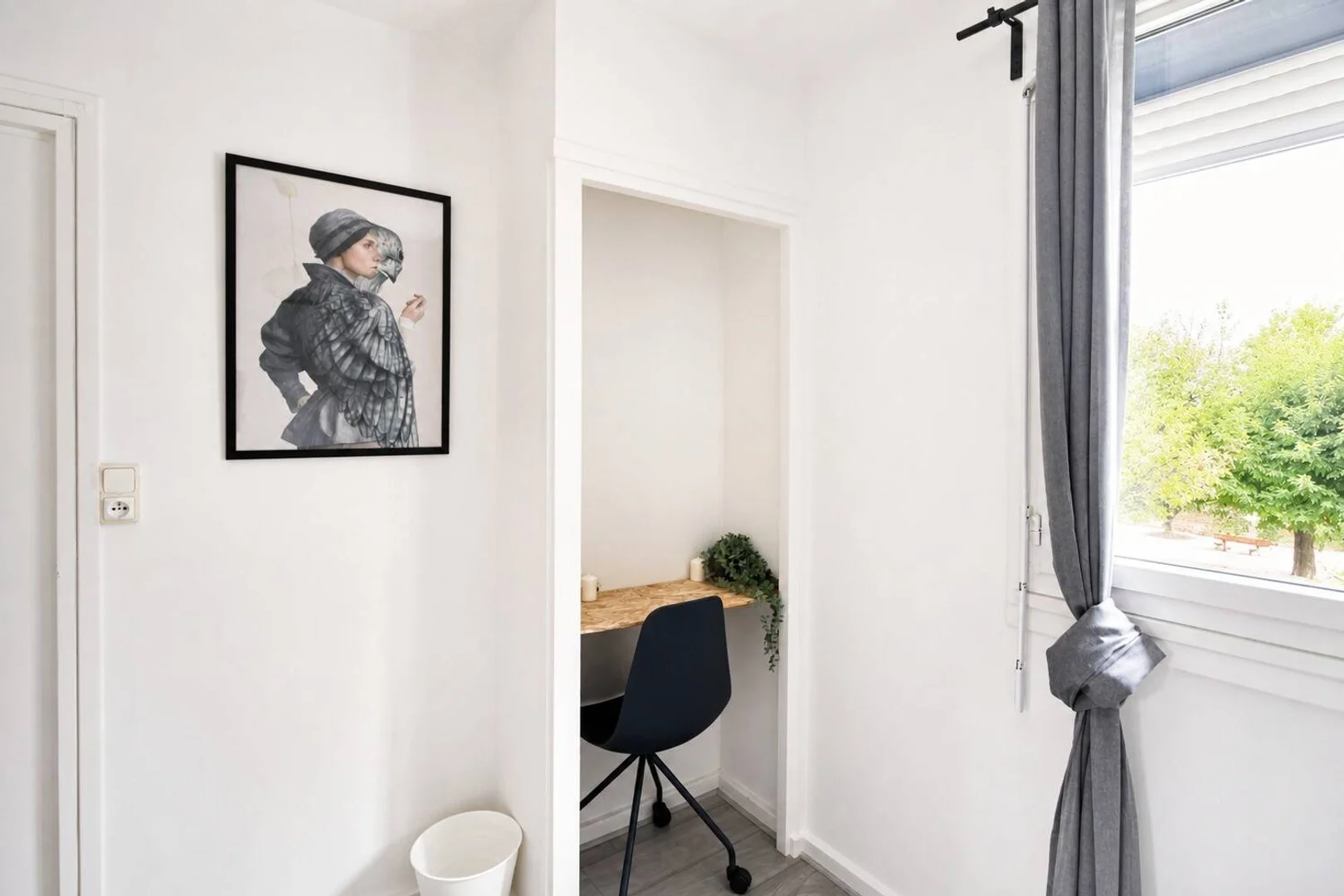 Habitación estudiantil funcional perfecta para estudiar en 