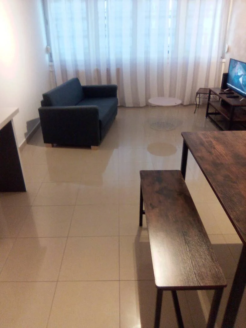 Habitación estudiantil funcional perfecta para estudiar en 