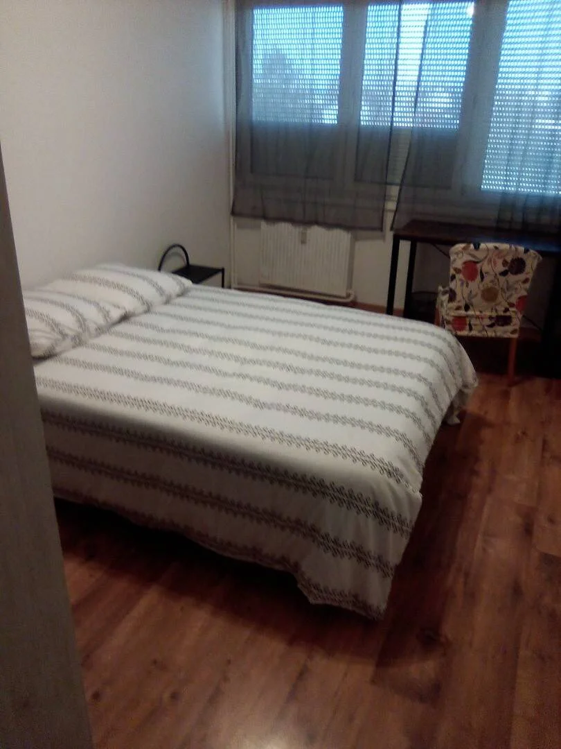 Habitación estudiantil funcional perfecta para estudiar en 
