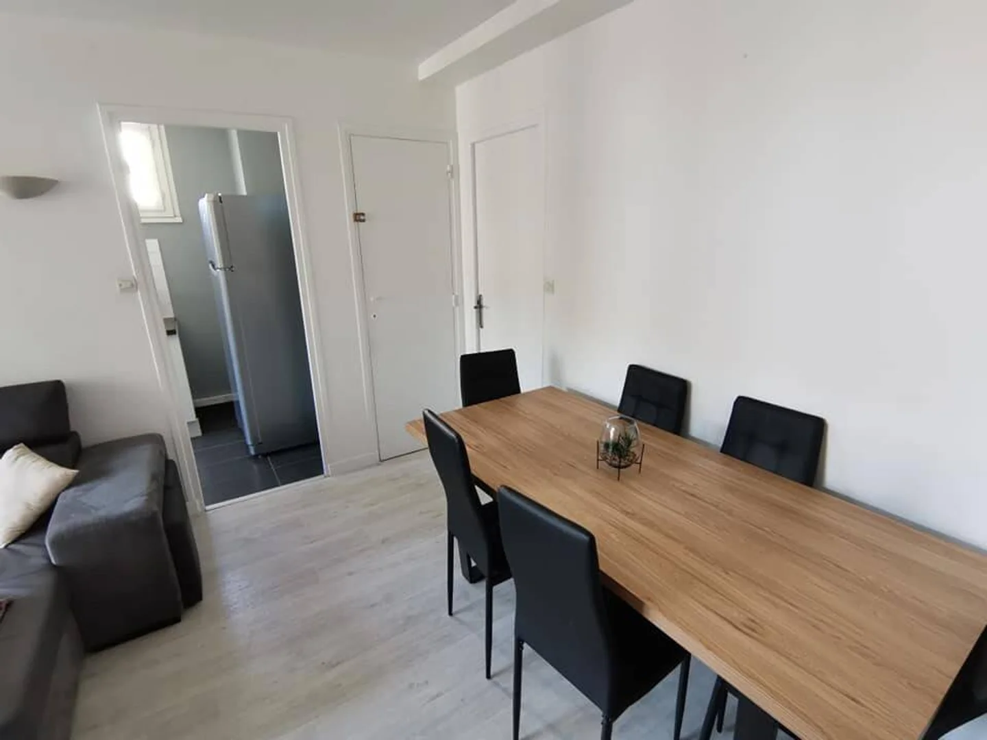 Chambre confortable pour étudiants disponible dans 