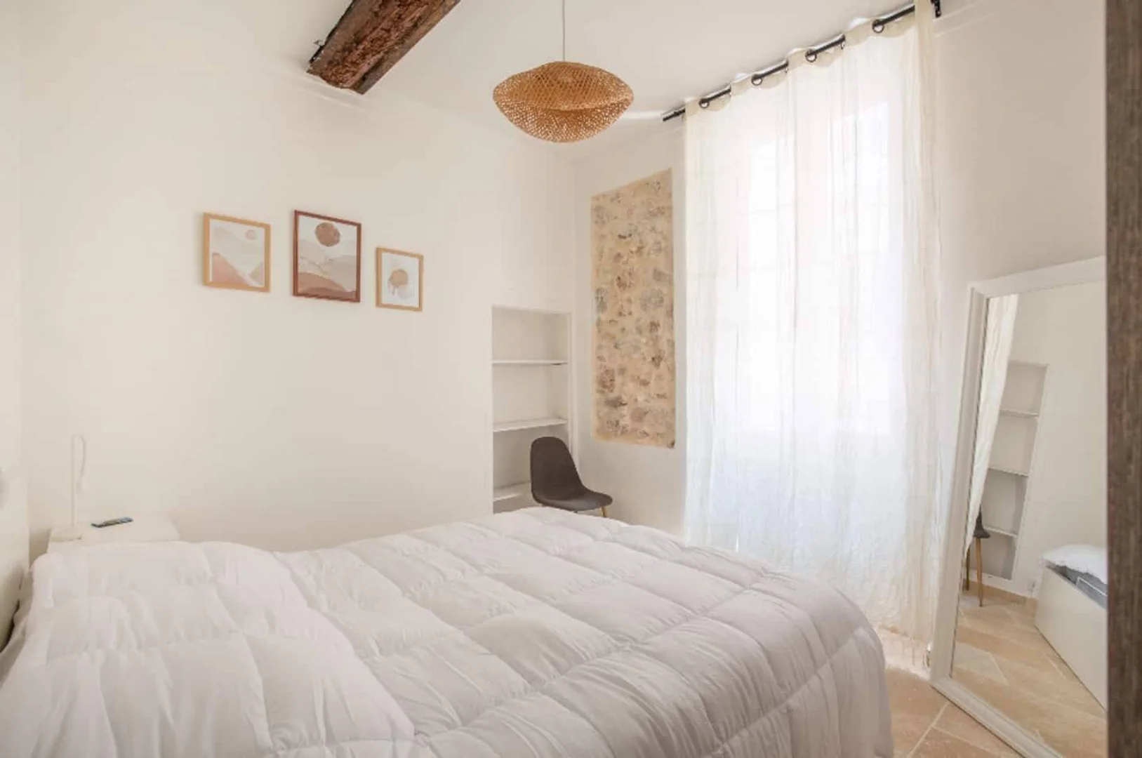 Quarto para alugar em apartamento de estudantes em , totalmente mobilado