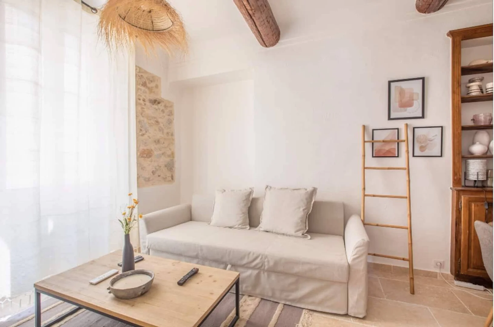 Quarto acessível para estudantes com iluminação ampla em 