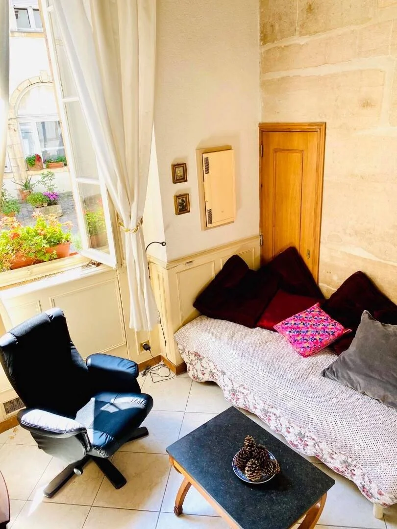 Chambre abordable pour les étudiants avec un bon éclairage dans 