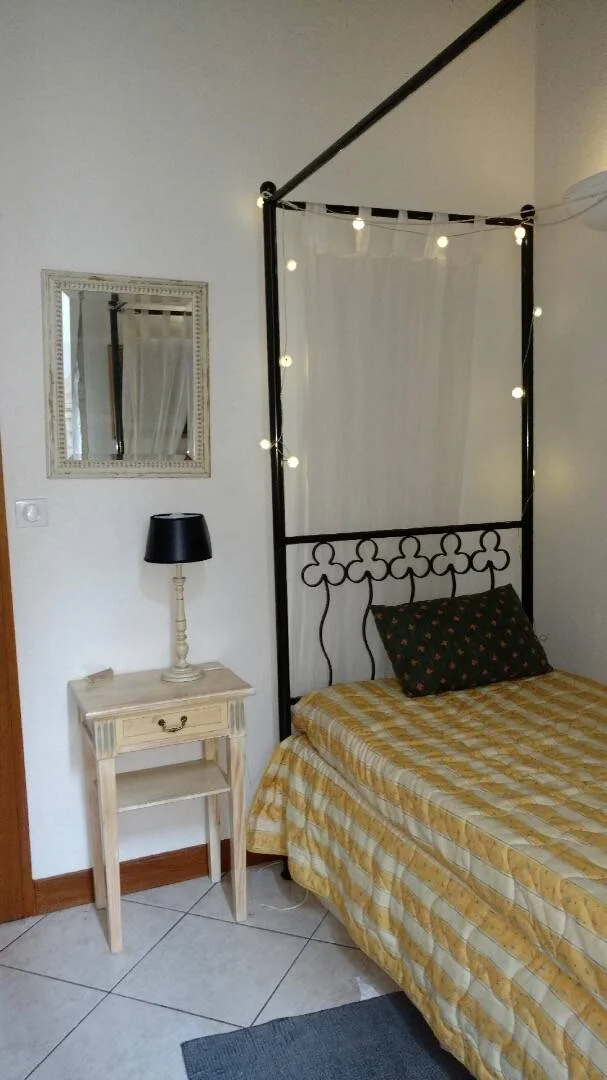 Chambre abordable pour les étudiants avec un bon éclairage dans 