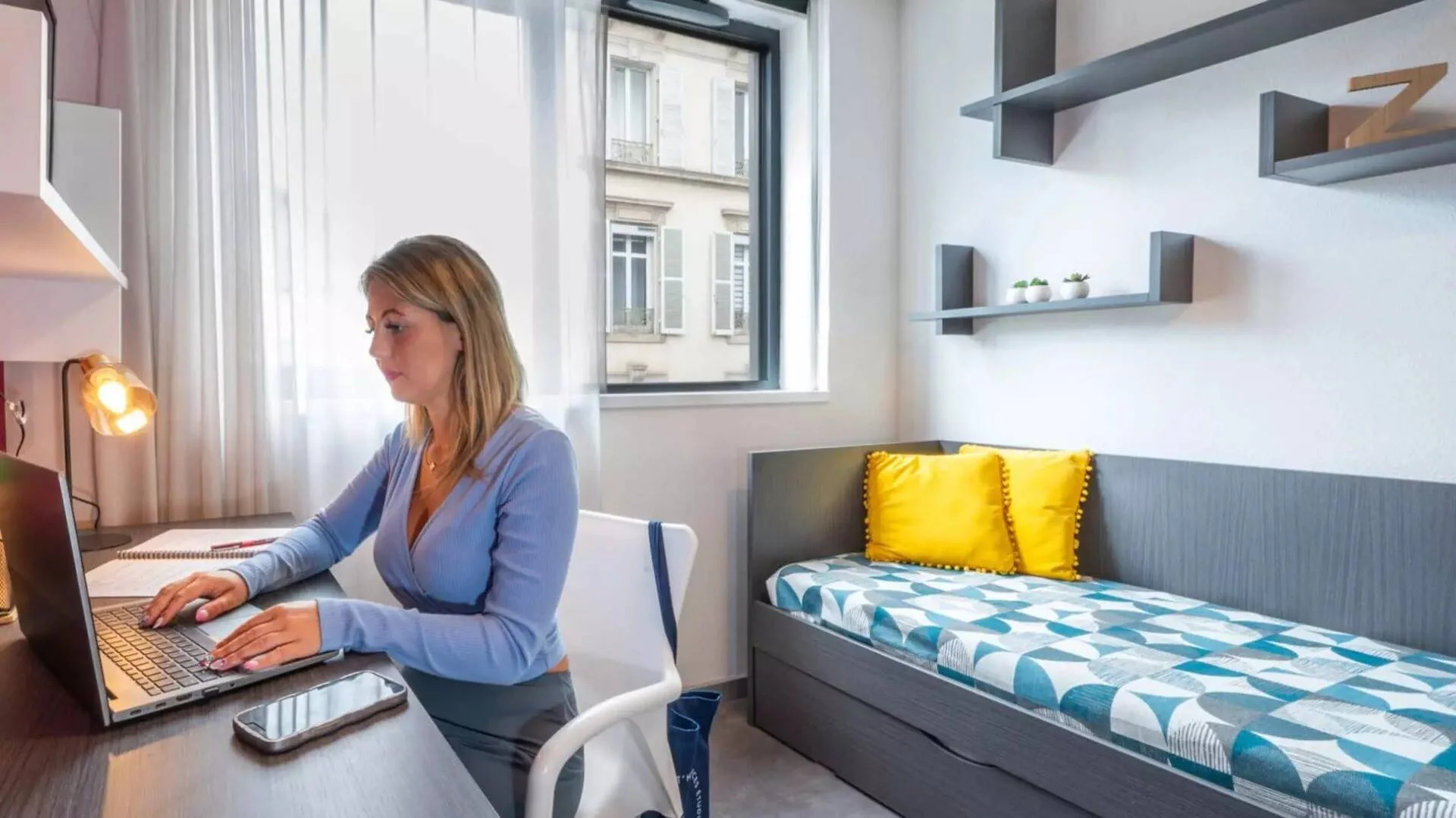 Habitación estudiantil funcional perfecta para estudiar en 