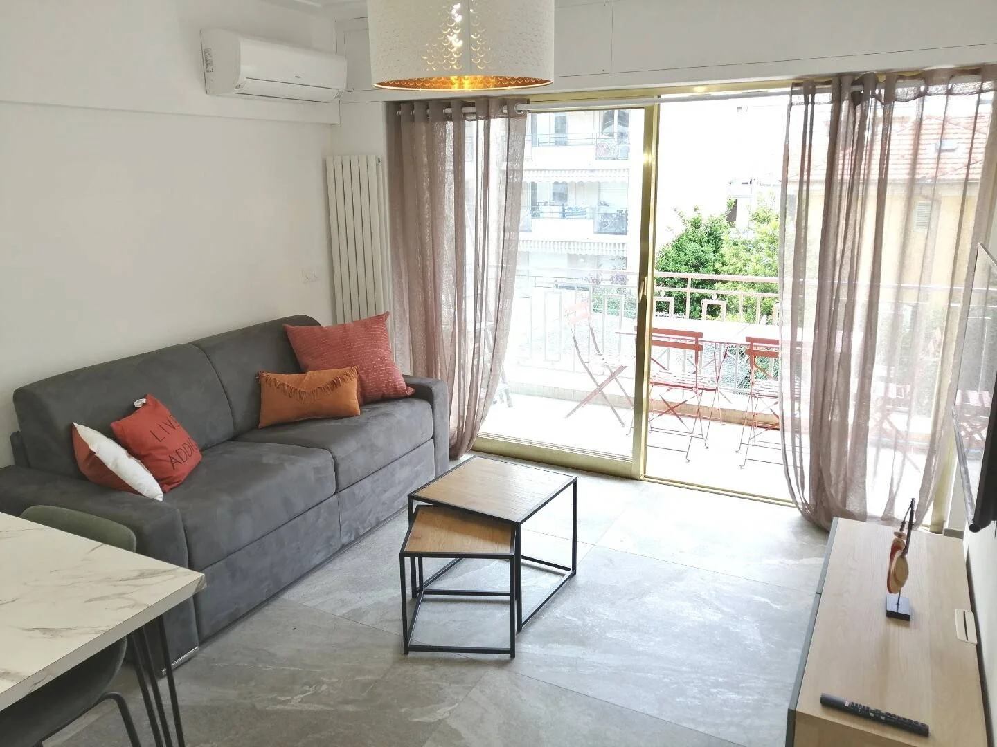 Affordable room for students with ample lighting in 
