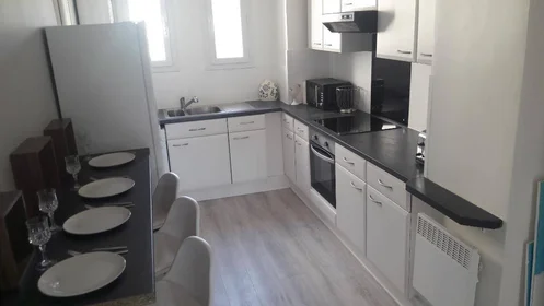 Quarto barato em {area}