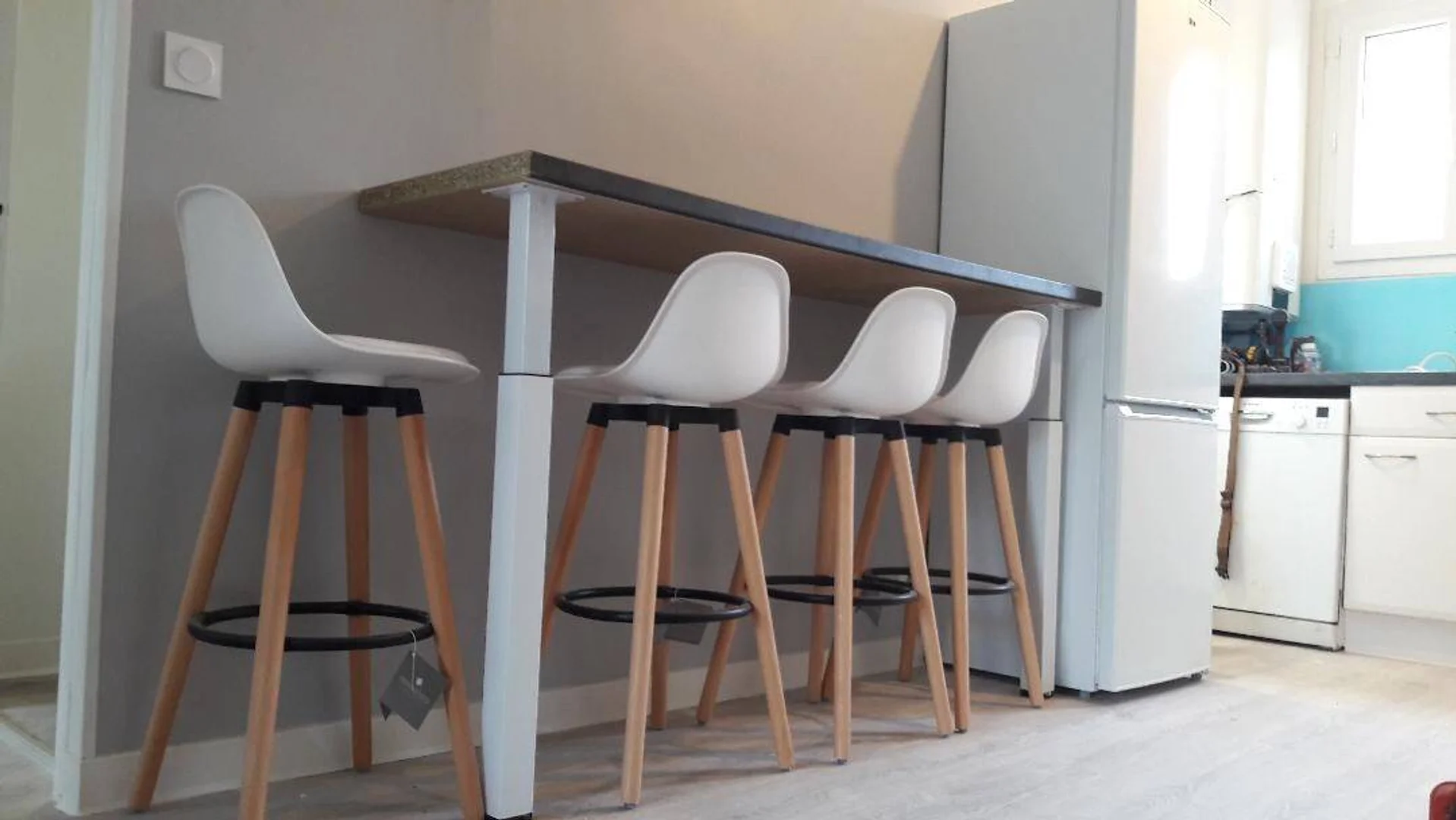 Quarto acessível para estudantes com iluminação ampla em 