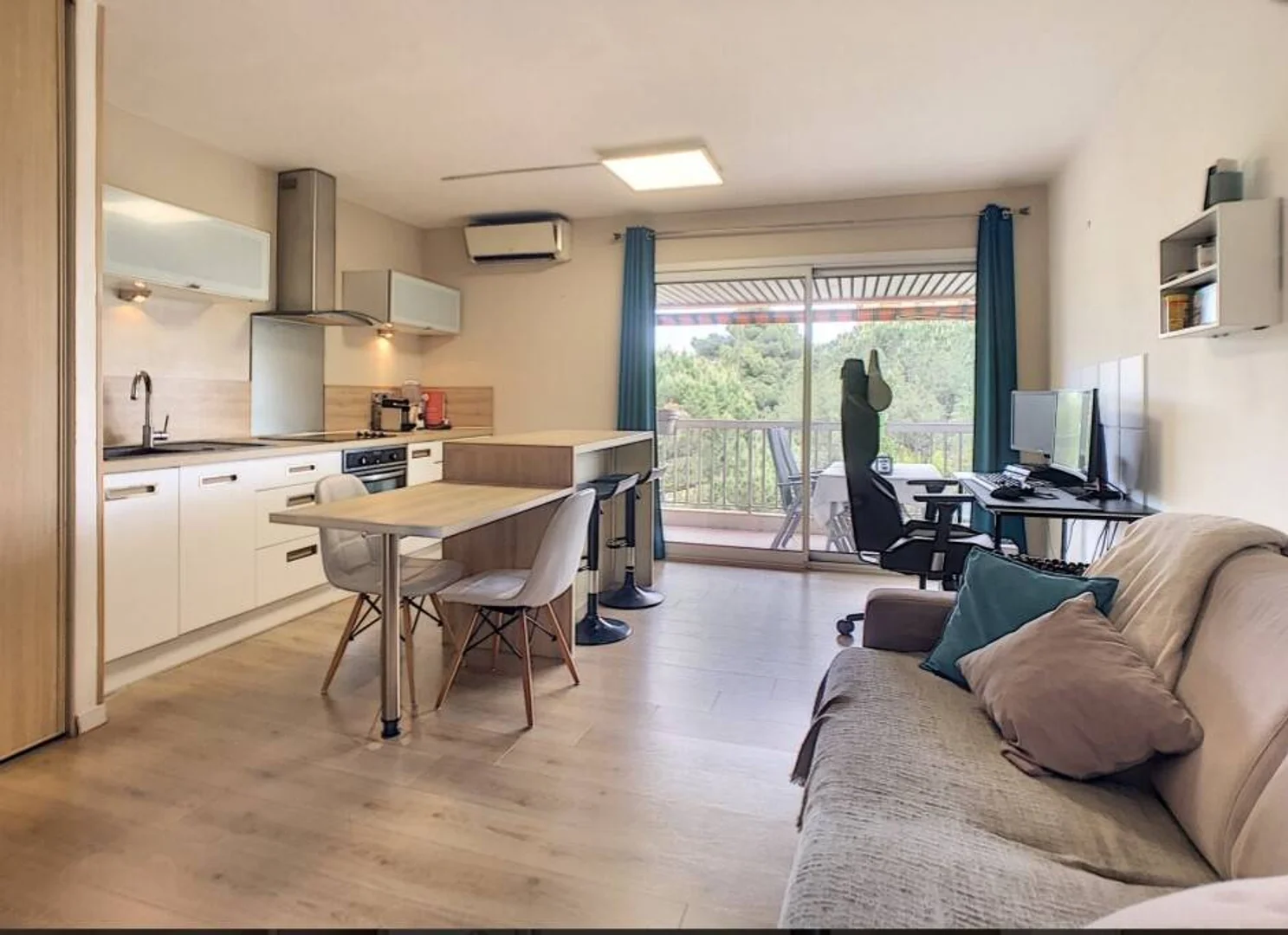 Quarto acessível para estudantes com iluminação ampla em 