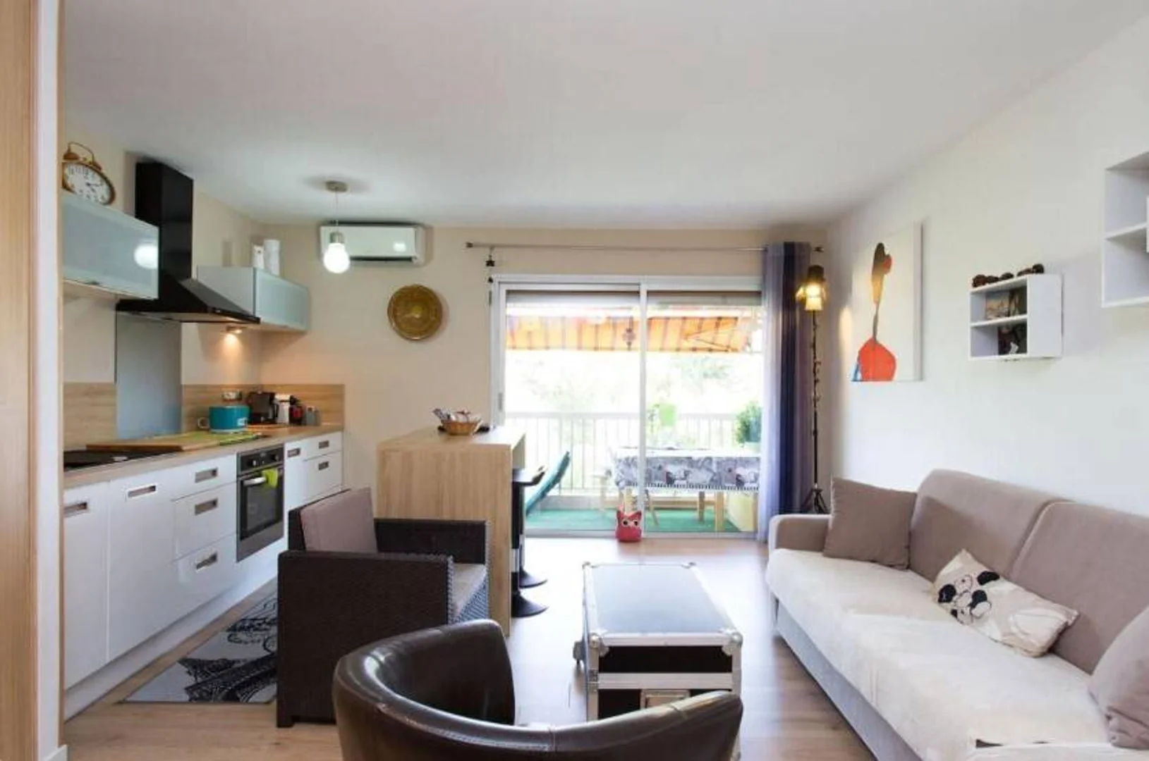 Quarto acessível para estudantes com iluminação ampla em 