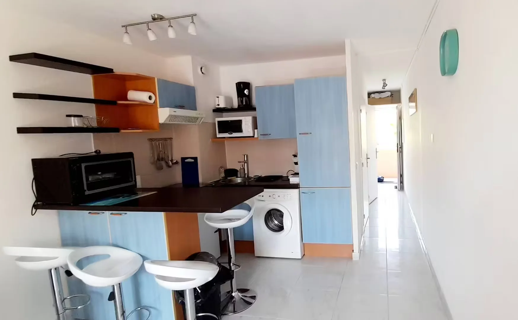 Affordable room for students with ample lighting in 
