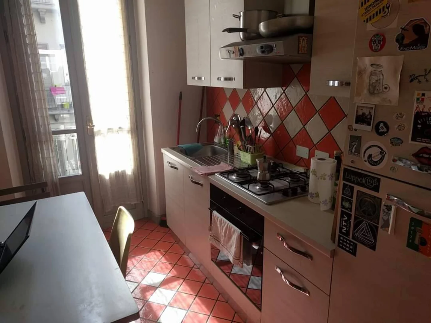 Habitación estudiantil amplia y cómoda en 