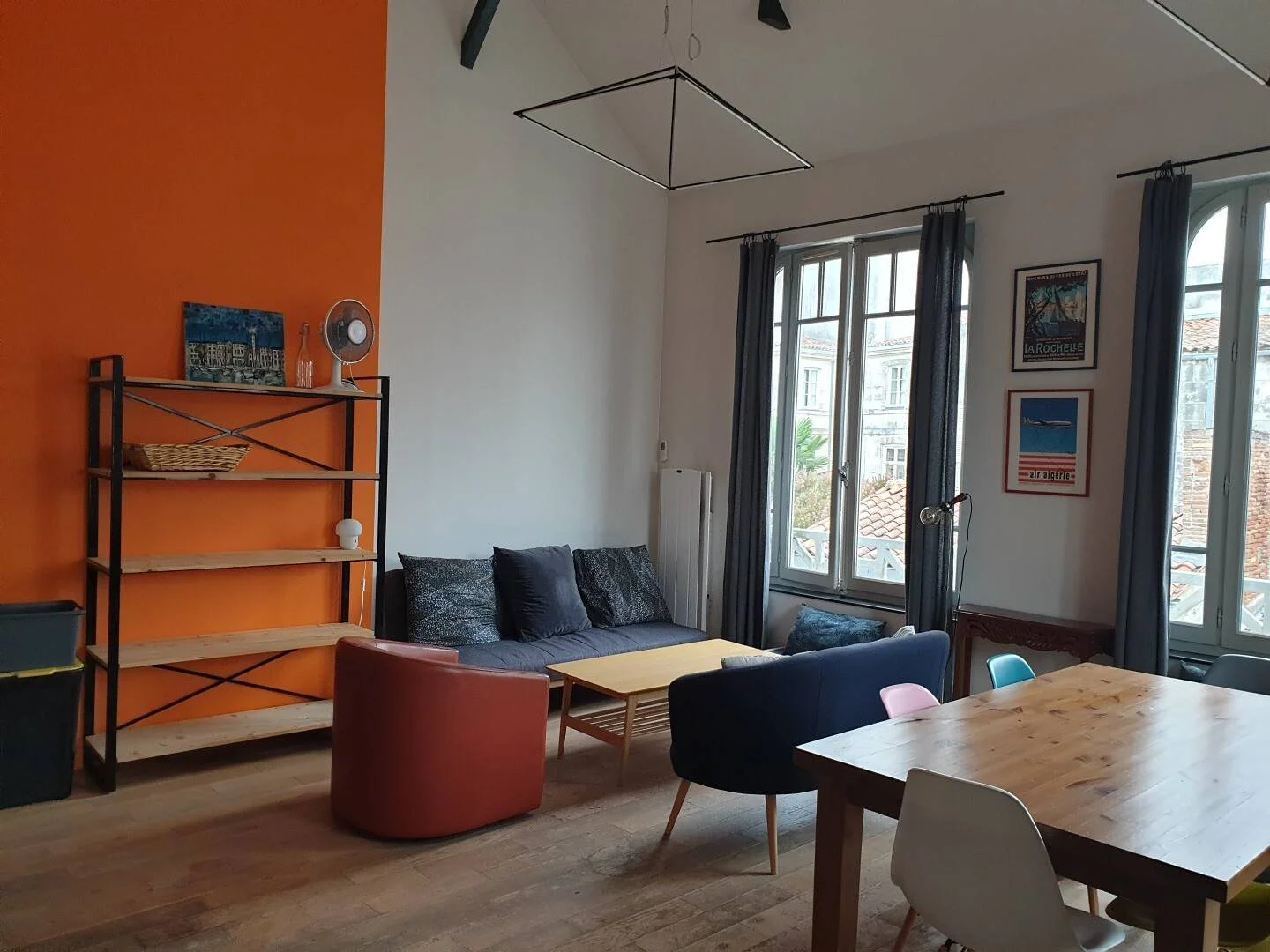 Chambre d'étudiant à  avec espace d'étude et installations communes