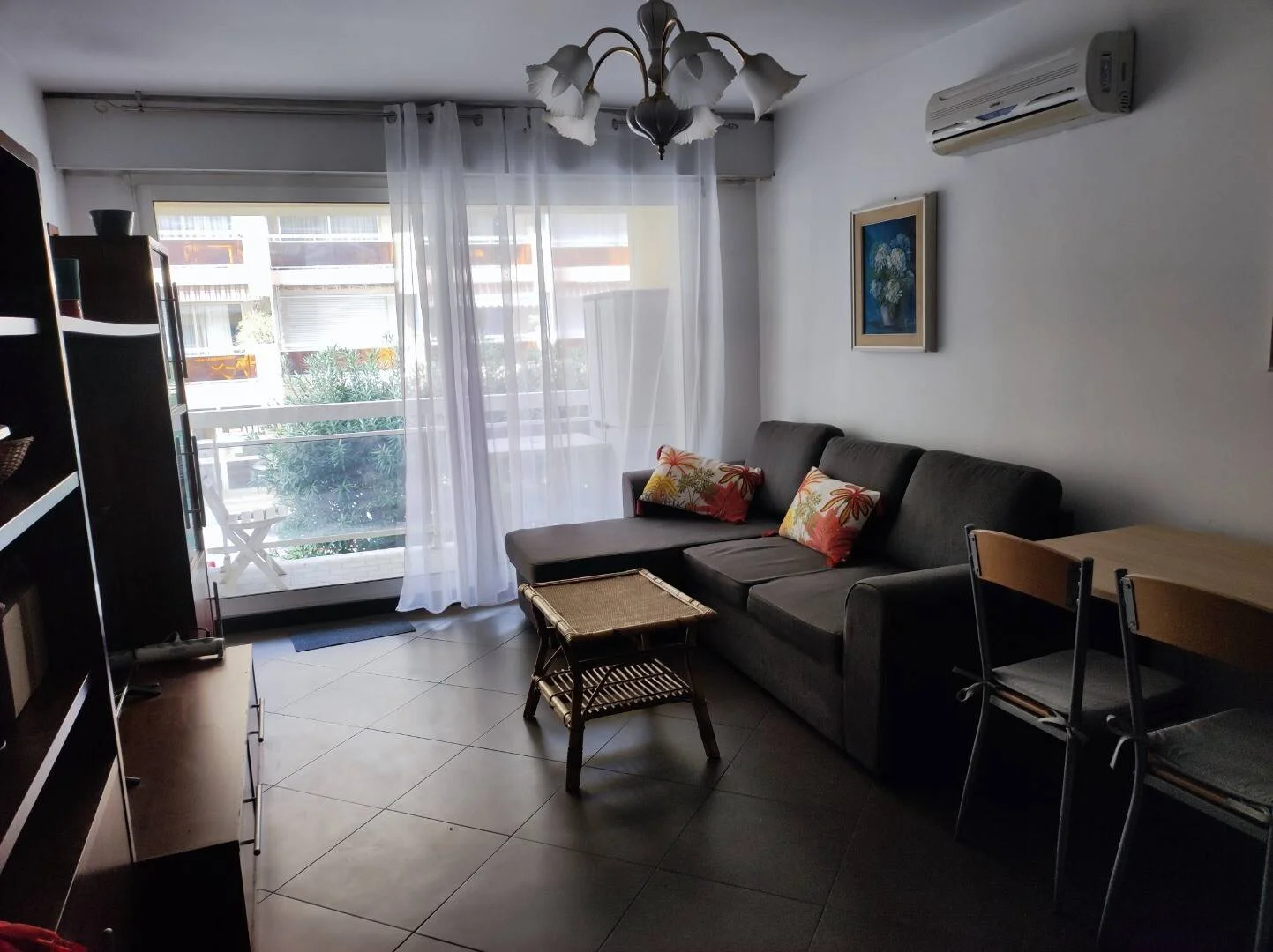 Quarto acessível para estudantes com iluminação ampla em 