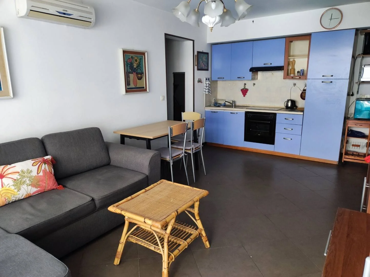Quarto de estudante em  com área de estudo e instalações partilhadas