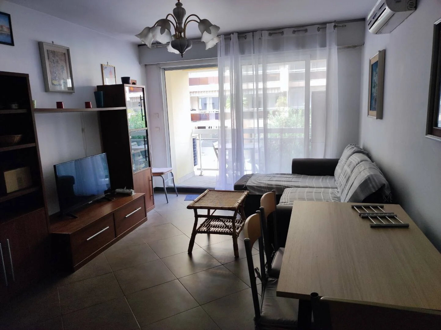 Quarto de estudante em  com área de estudo e instalações partilhadas