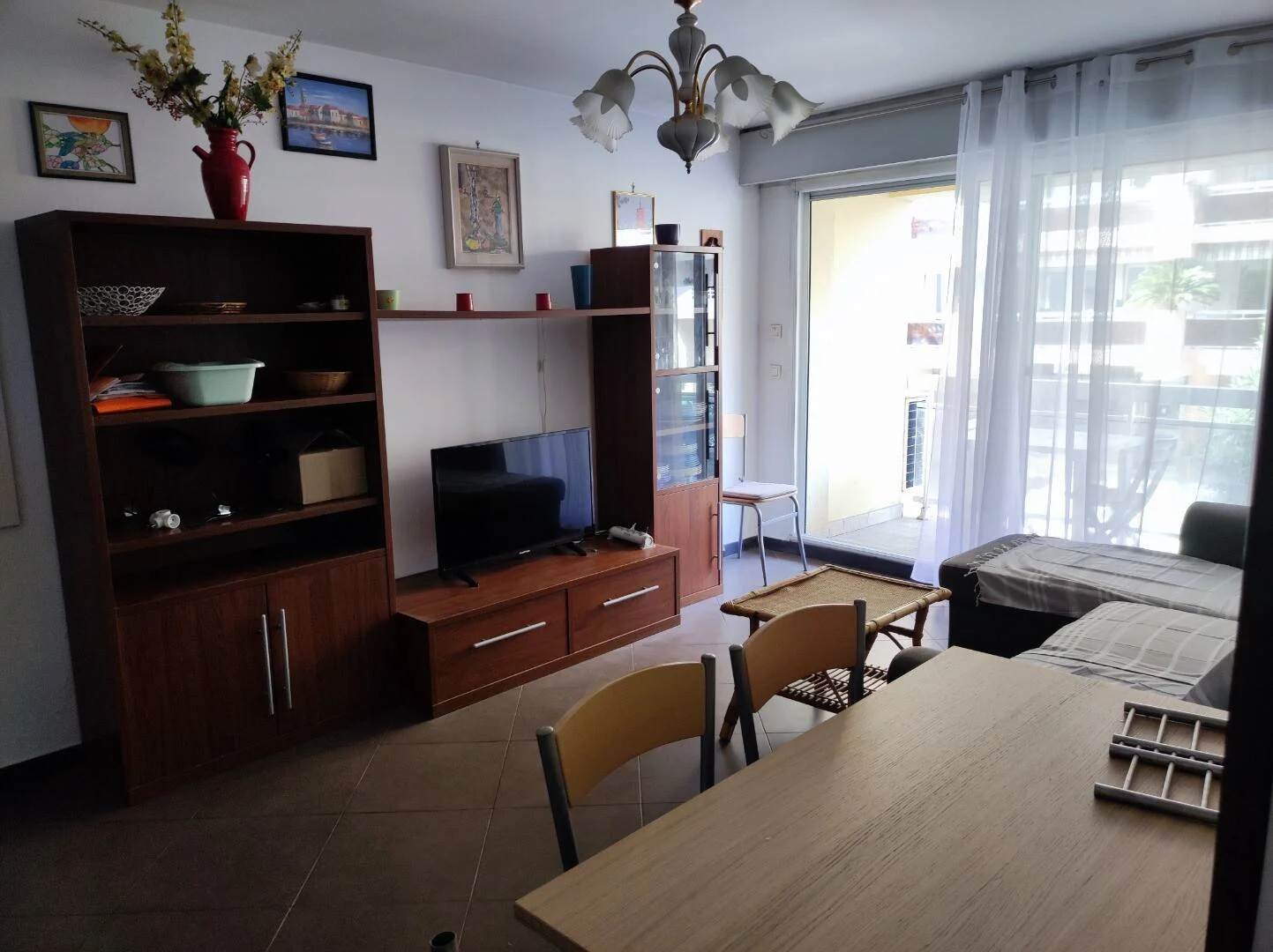 Quarto acessível para estudantes com iluminação ampla em 