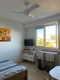 Quarto para alugar num apartamento partilhado em Antibes