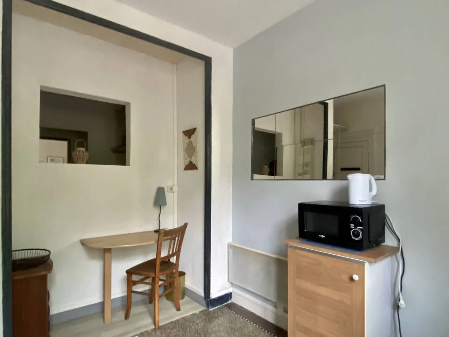 Habitación estudiantil funcional perfecta para estudiar en 