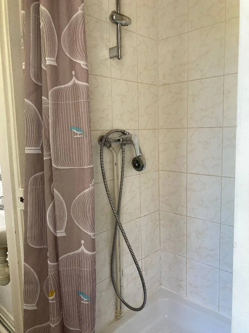Habitación estudiantil funcional perfecta para estudiar en 