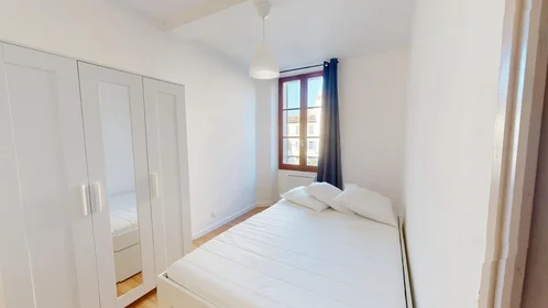 Private room at 24 Boulevard Michel De Bourges, image 1 of 10