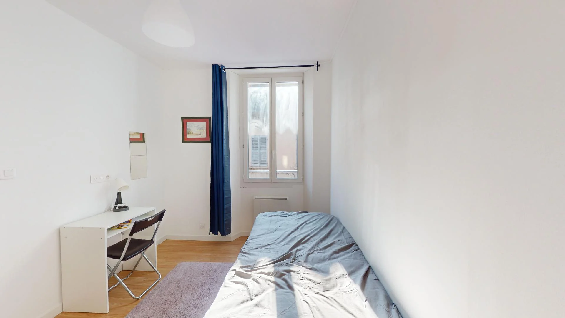Habitación estudiantil luminosa y aireada con fácil acceso a la universidad en 