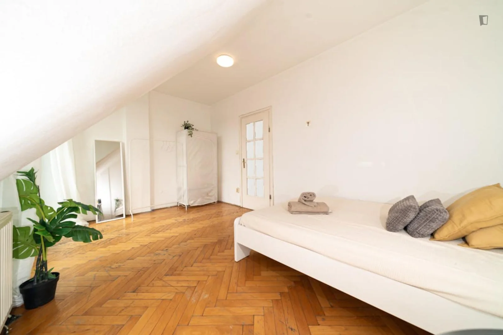Quarto para alugar em apartamento de estudantes em , totalmente mobilado