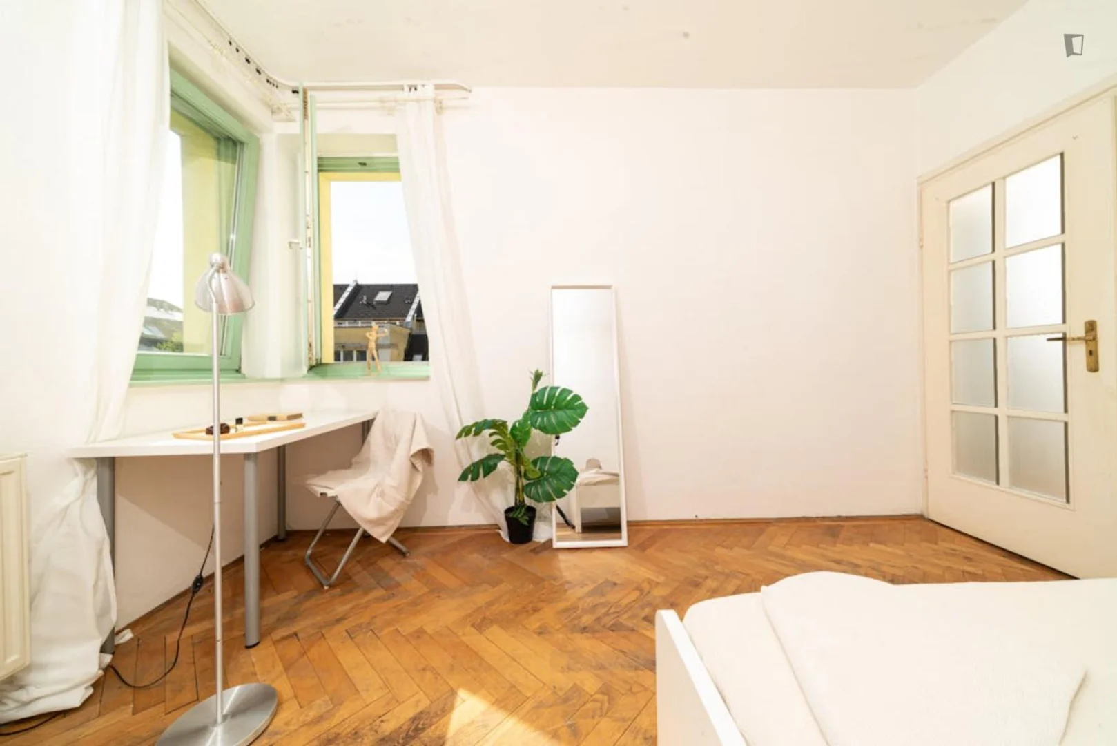 Quarto de estudante confortável e espaçoso em 