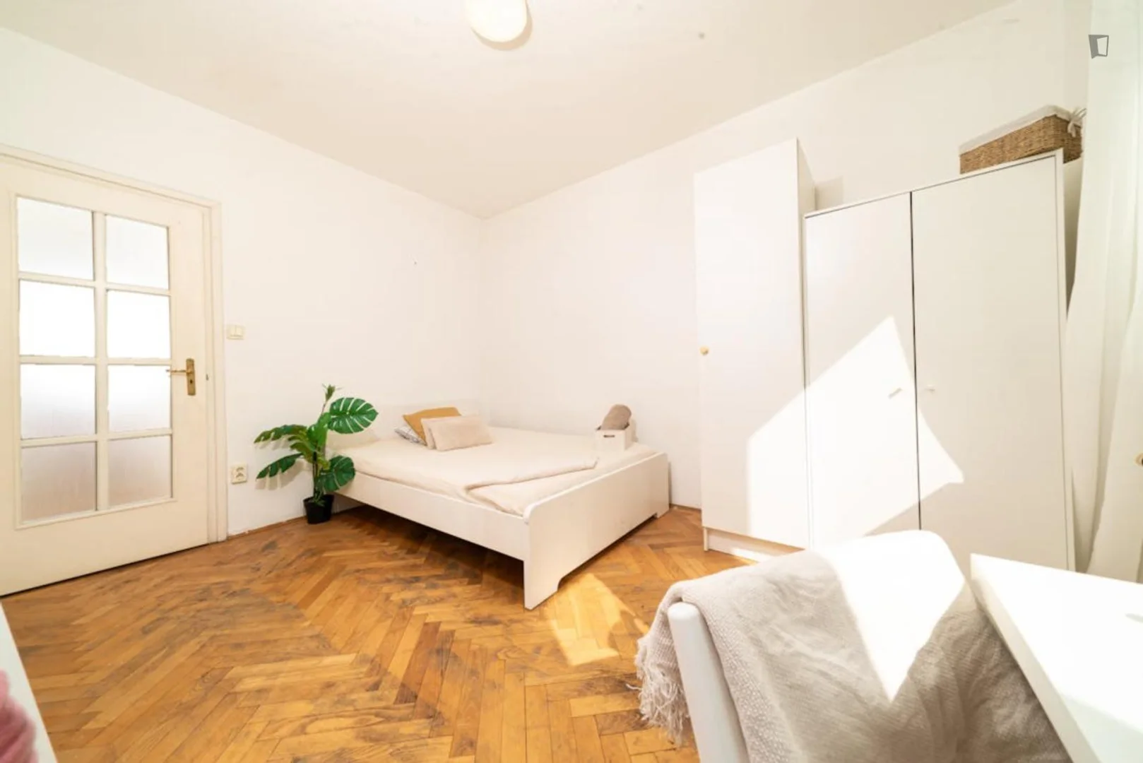 Quarto de estudante económico com localização conveniente em 