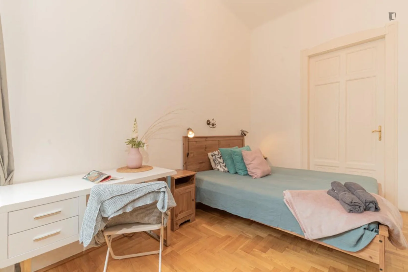 Chambre abordable pour les étudiants avec un bon éclairage dans 