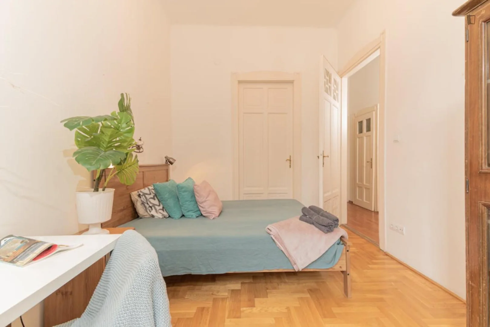 Chambre d'étudiant à  avec espace d'étude et installations communes